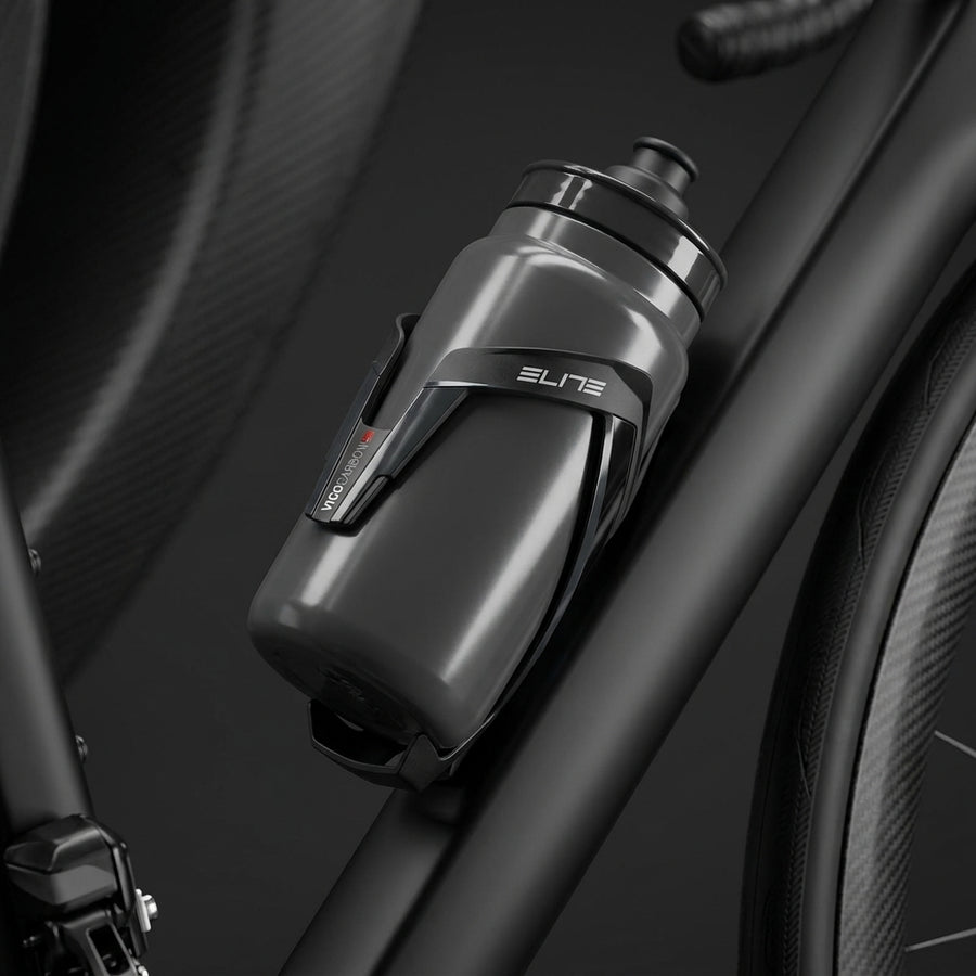 Elite Vico Carbon Trinkflaschenhalter schwarz matt aus Carbon am Fahrrad mit Trinkflasche.