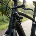 SHIMANO MT201 Scheibenbremse VR am schwarzen Fahrrad, vormontiert und befüllt.