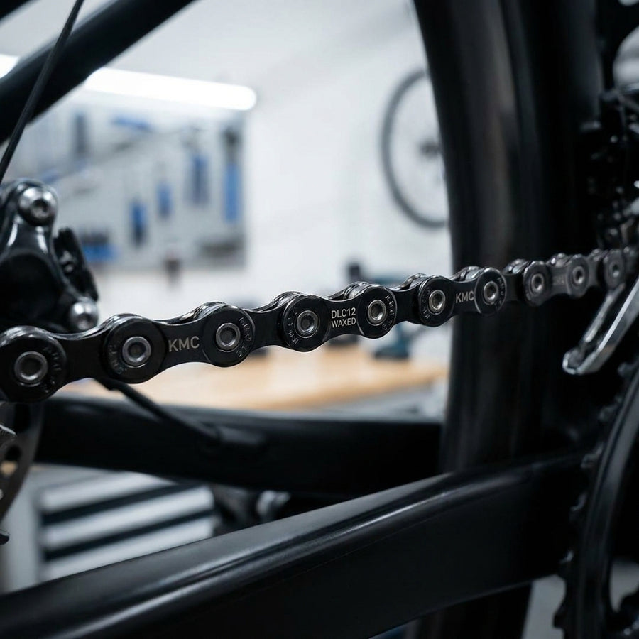 KMC DLC12 WAXED 12-fach Fahrradkette Schwarz. Hochleistungskette mit DLC-Beschichtung für minimale Reibung und Verschleiß.