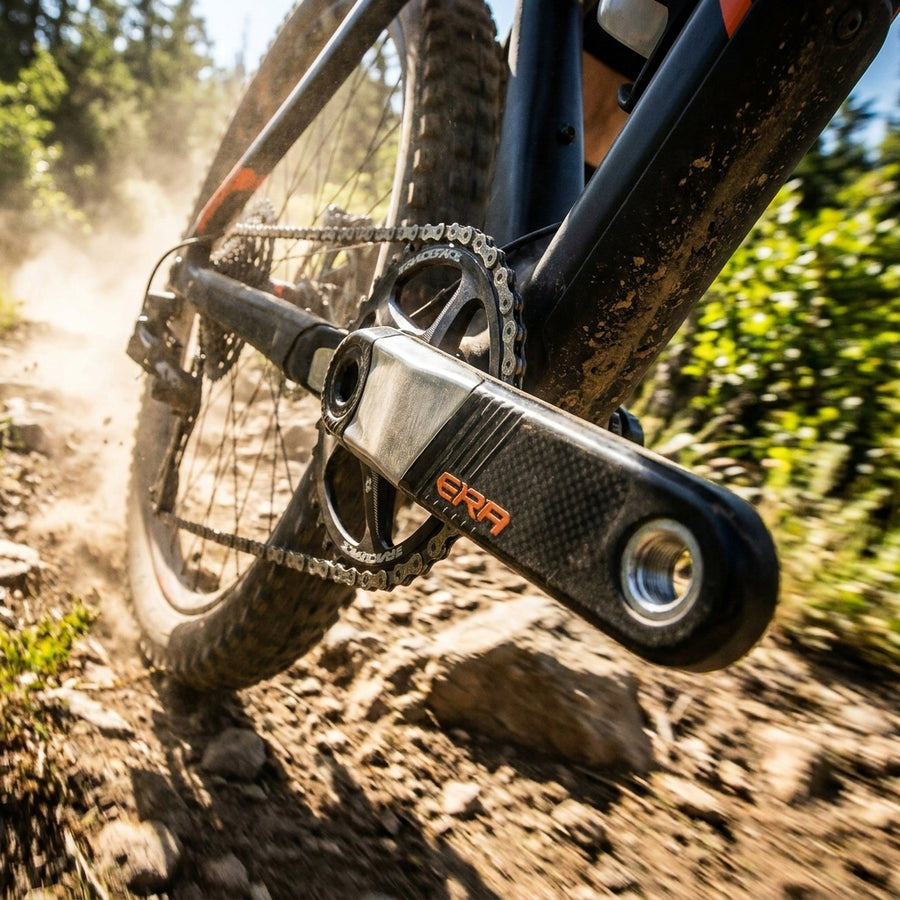 Race Face Era Carbon Kurbel (orange ERA) am Mountainbike in Aktion auf staubigem Trail. Leichte High-Performance.