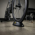 SARIS Leveling Block schwarz für Fahrrad-Vorderrad auf Rollentrainer.