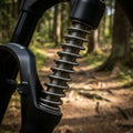 SR-Suntour XCM34 Boost 120mm mittlere Spiralfeder für Mountainbike Federgabel im Wald.