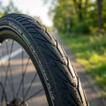 Schwalbe ENERGIZER PLUS Fahrradreifen mit E-50 GreenGuard und Profil auf Radweg.