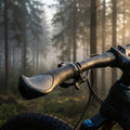 Ergotec Frisco 2 MTB-Griffe Silikon schwarz/grau mit Wassertropfen auf Fahrradlenker im nebligen Wald.