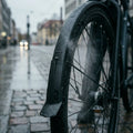 SKS Bluemels Style 28" Schutzblech schwarz matt am Fahrrad bei Regen auf Pflasterstein.