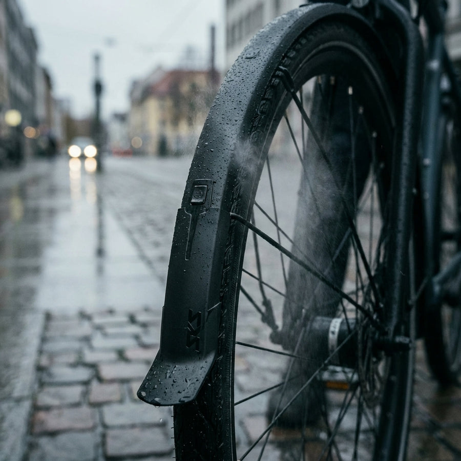 SKS Bluemels Style 28" Schutzblech schwarz matt am Fahrrad bei Regen auf Pflasterstein.