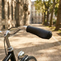 Nahaufnahme: XLC Griffe GR-G11 schwarz Lederoptik mit Ziernaht auf poliertem Fahrradlenker.