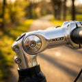XLC Vorbau ST-T02 Alu silber 120mm für 1 1/8" Gabel, Detailansicht auf Fahrradweg.