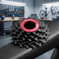 SunRace 11-fach schwarze Kassette mit rotem Lockring, 11-13-15 Zähne, auf Carbon-Fahrrad.