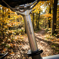 Ergotec Patent Sattelstütze Atar 550 31,6 x 550 mm silber Alu am Rad im Herbstwald.