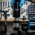 SRAM Lagerwerkzeug 6903/63803 L für präzises Einpressen von Hinterradlagern auf Werkbank.