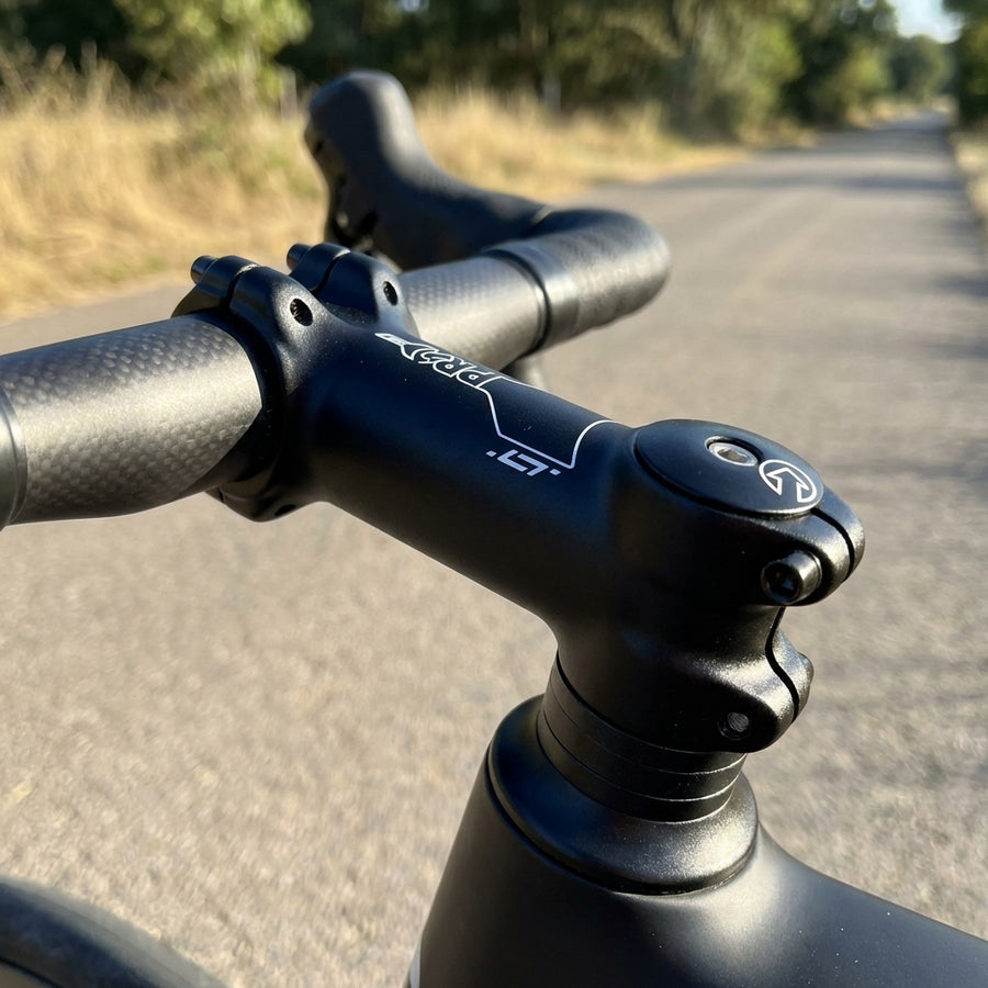 PRO Vorbau LT 60mm +/-17° schwarz Aluminium auf Fahrradlenker montiert mit Carbonlenker.