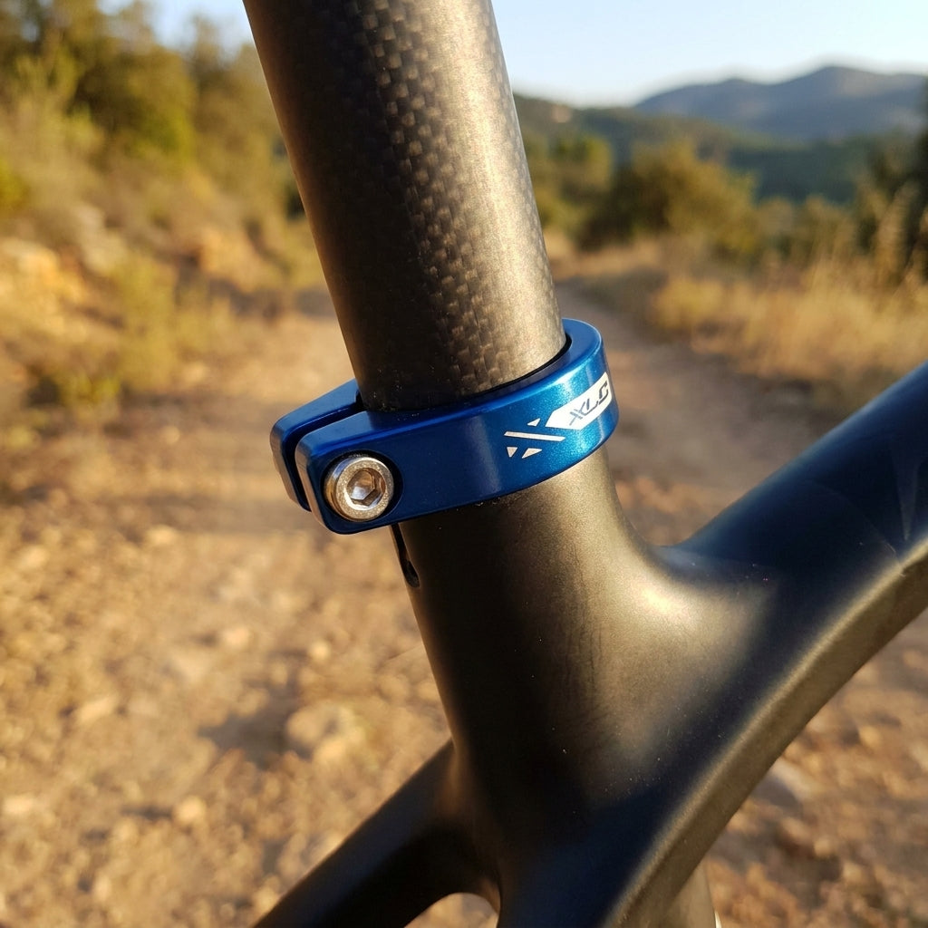XLC Sattelstütz-Klemmring PC-B09 blau 34,9mm aus Alu mit Innensechskant an einer Carbon-Sattelstütze.