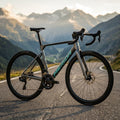 MERIDA SCULTURA LIMITED S Rennrad in gunmetal grey/silber-teal mit Scheibenbremsen auf Alpenpass