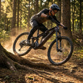 Haibike ALLMTN CF 9: Mann fährt E-Mountainbike dynamisch auf staubigem Waldtrail.