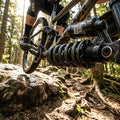 RockShox Feder Metric Coil 650LB am Mountainbike auf nassem Trail. Einbaulänge 134mm, Hub 47,5-55mm.