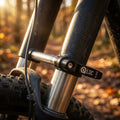 SR Suntour Q-LOC 15mm Steckachse montiert an einer Trekking-Federgabel, Nahaufnahme im herbstlichen Wald.
