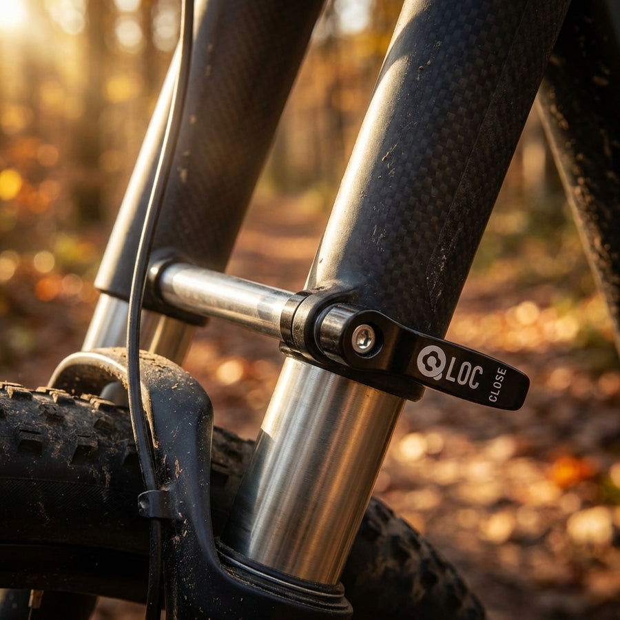 SR Suntour Q-LOC 15mm Steckachse montiert an einer Trekking-Federgabel, Nahaufnahme im herbstlichen Wald.