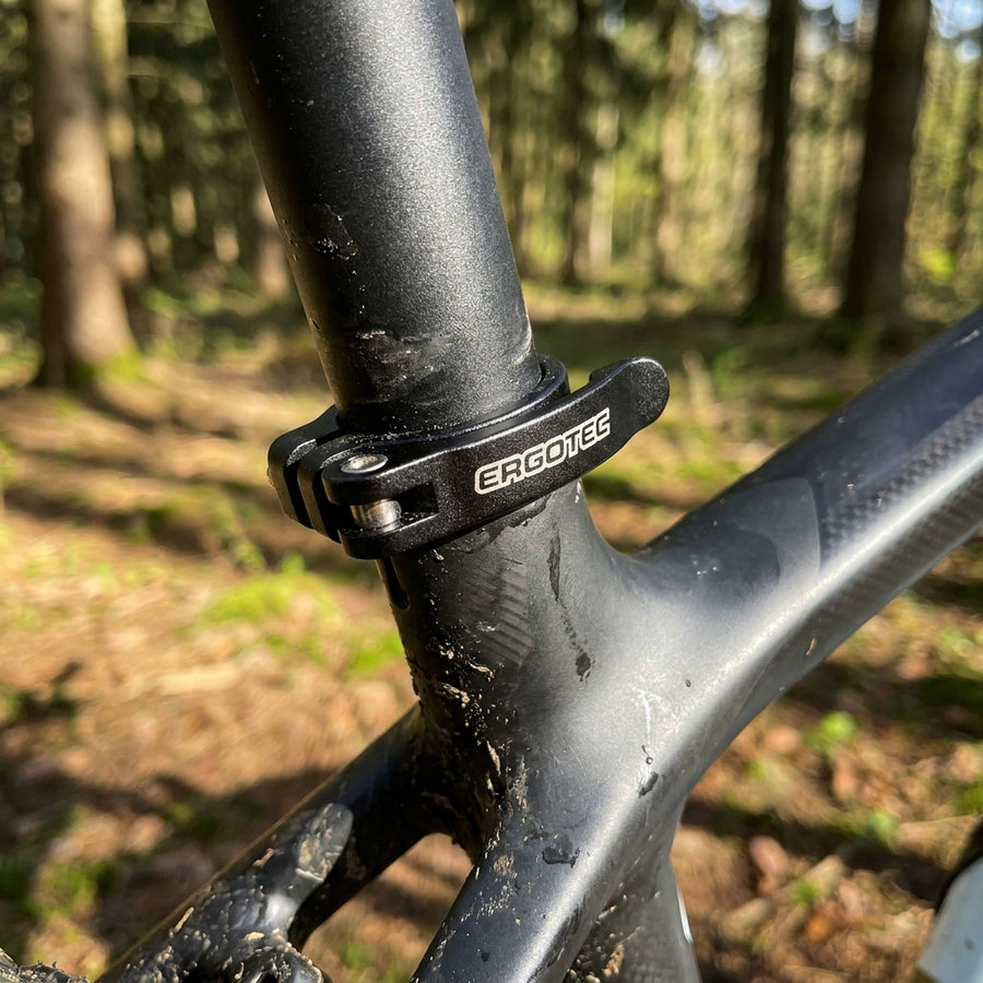 ERGOTEC SCQ-200 Sattelklemmschelle, schwarz sandgestrahltes Aluminium mit Schnellspanner für schnelle Höhenverstellung am Fahrrad.