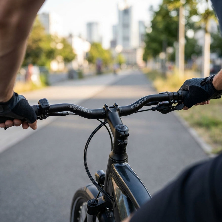 Ergotec Lenkerbügel H-Bar XXL Alu Ø 31,8 mm 700 mm schwarz/matt am Fahrrad, aus Fahrersicht.