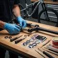 RockShox Federgabel Service-Kit Lyric Solo Air: Person wartet Gabel mit Dichtungen, Werkzeugen und SRAM Butter.