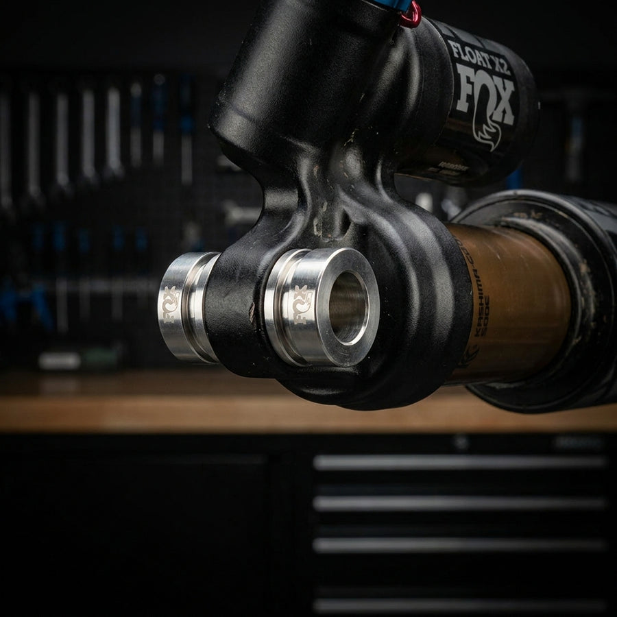 FOX Kit Dämpferbefestigung 2-teilig für Mountainbike. Präzise 6mm Hardware für spielfreies Fahrwerk und optimale Dämpferfunktion.