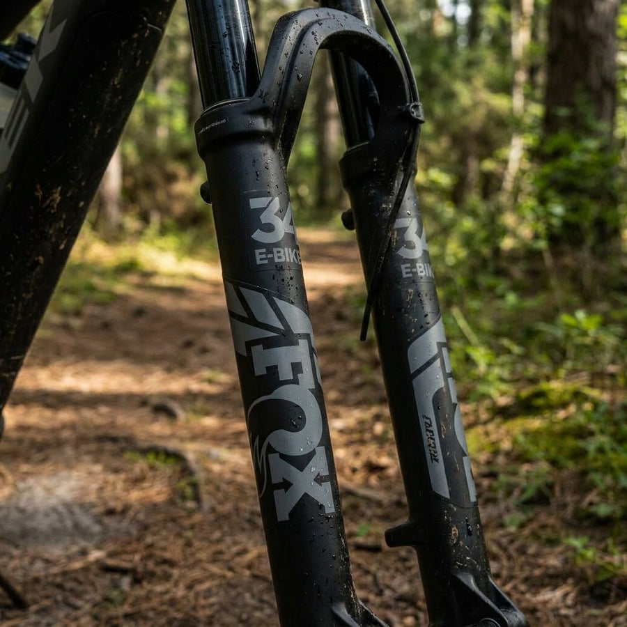 FOX Decal Kit 34 E-BIKE+ matt schwarz/grau auf Federgabel. Stilvolles Upgrade für E-Mountainbike. Robustes Design.