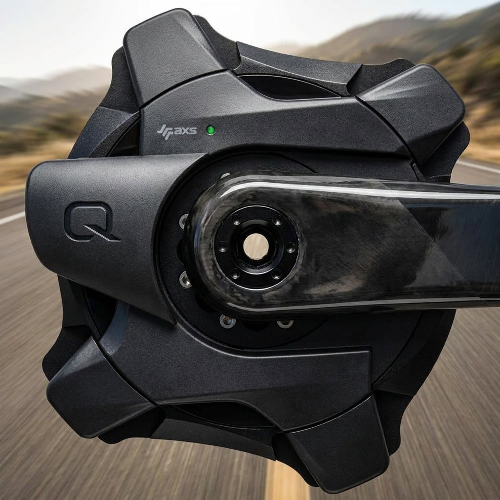 SRAM Quarq Spider Powermeter für Rennradkurbel, AXS kompatibel, in Schwarz mit Carbon-Kurbelarm auf Straße.