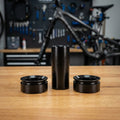 RockShox 3-teiliges Dämpfer-Montagematerial 1/2" 8x25.4, schwarz, auf Holztisch.