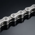 Silbernes Campagnolo Fahrrad Kettenglieder-Set Ultra Narrow 5,9mm HD-Link auf dunklem, spiegelndem Grund.