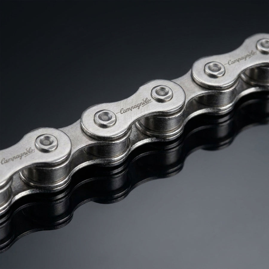 Silbernes Campagnolo Fahrrad Kettenglieder-Set Ultra Narrow 5,9mm HD-Link auf dunklem, spiegelndem Grund.