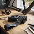 Continental Schlauch Conti Race 26 Zoll SV 42mm auf Werkbank neben Fahrradrahmen und Werkzeug.