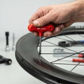 DT Swiss roter 4-kant Nippelspanner am Carbon-Fahrradlaufrad für innenliegende Nippel.