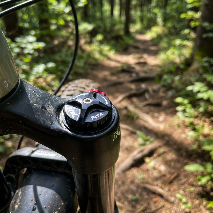 FOX Compression Adjust Knob F-S FIT4 für präzise Federgabel-Dämpfungseinstellung. Mountainbike Upgrade für Kontrolle & Komfort.