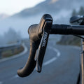 SRAM Rival Schalt-/Bremshebel links am Rennradlenker. Detailaufnahme auf Bergstraße, Hintergrund Nebel.