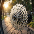 Nahaufnahme der Shimano Alivio CS-HG400 9-fach Kassette mit 11-28 Zähnen am Fahrradhinterrad im Freien montiert.