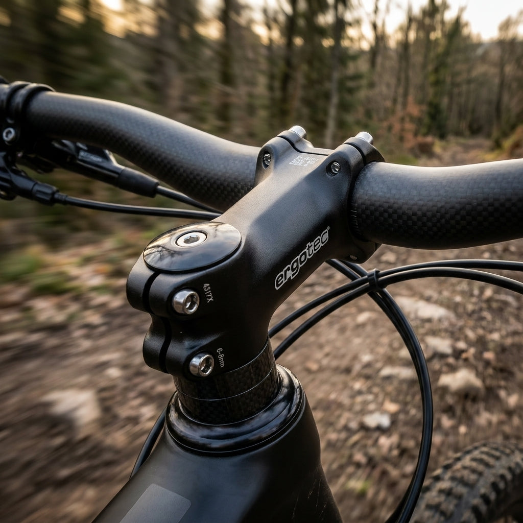 Ergotec AHEAD Vorbau High Charisma schwarz 45° am Carbon-Lenker eines Mountainbikes auf dem Trail.