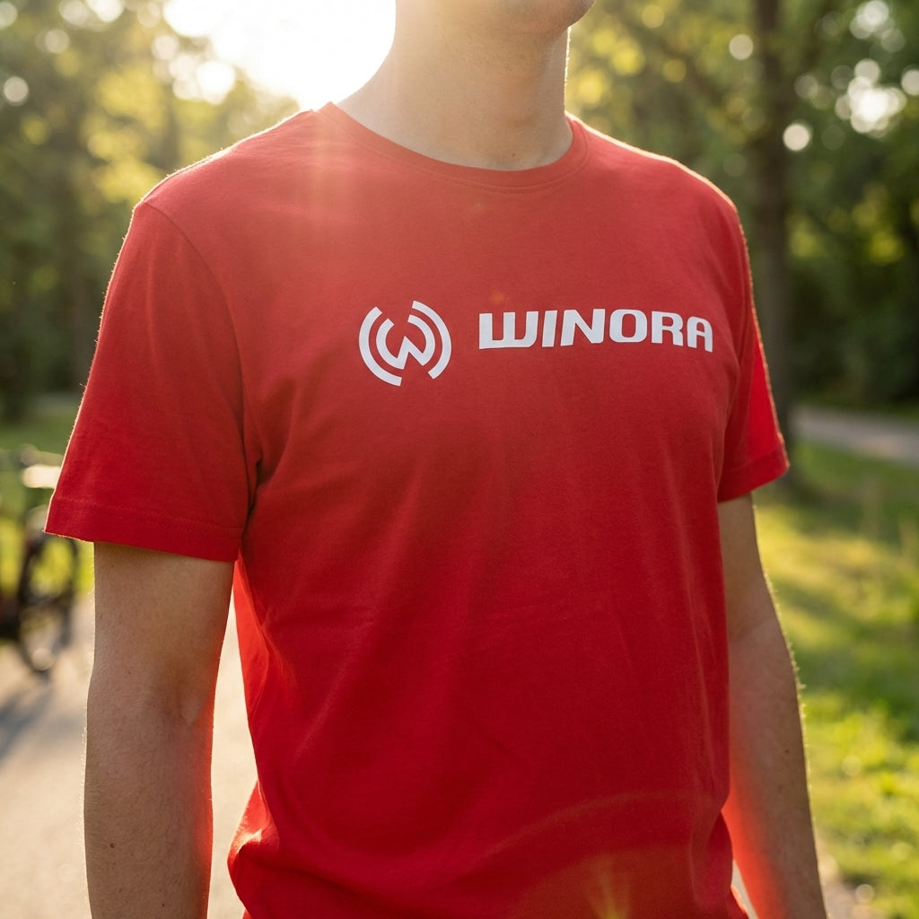 Winora T-Shirt Promoshirt rot Gr XXL mit weißem Logo, getragen von Person im Freien bei Sonnenschein.