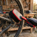 Zefal Bürste ZB Wash rot/schwarz reinigt schlammiges Fahrrad Hinterrad und Kette.