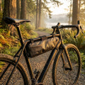 M-Wave Bikepacking Rahmentasche 2,1L schwarz am Gravelbike. Wasserdichte Oberrohrtasche für Abenteuer und Touren.