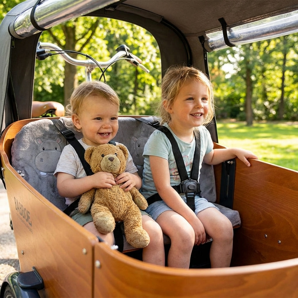 Babboe Kissen Hippo Grey im Lastenrad mit lachenden Kindern.