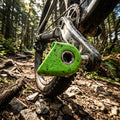 Grüner Race Face Crank Boot Kurbelschutz an schmutziger Fahrradkurbel, effektiver Schutz auf dem Trail.