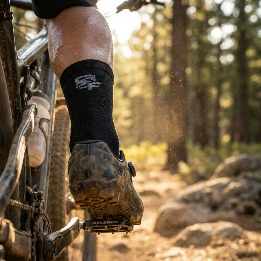 Race Face Logo Coolmax Socken schwarz S/M. Atmungsaktive Performance-Bikesocken für trockene Füße und Komfort bei langen Fahrten.