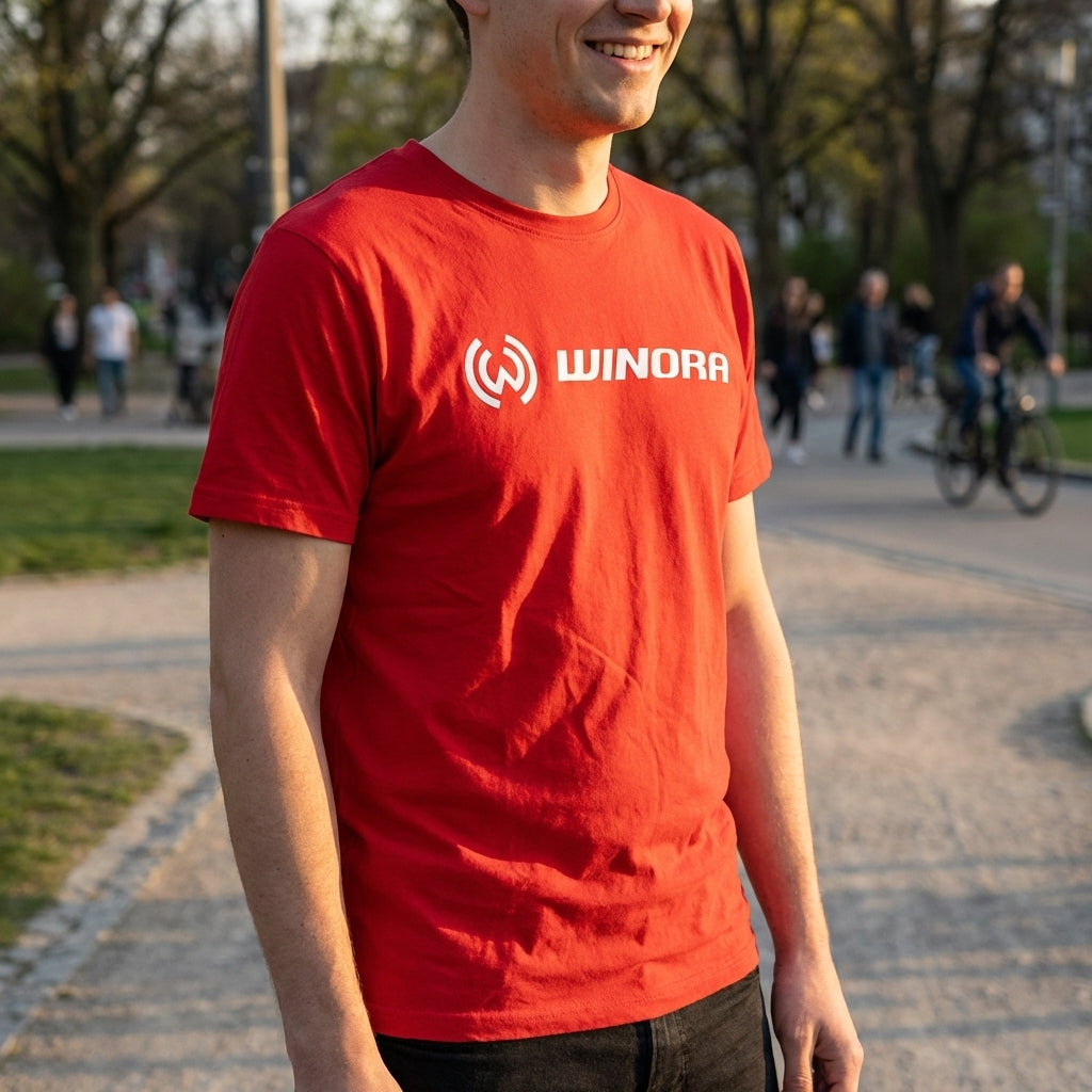 Winora T-Shirt Promoshirt rot Gr XXL mit weißem Logo, von Person im Park getragen.