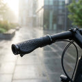 Ergonomische XLC Lenkergriffe GR-S07 in Schwarz-Grau montiert an einem Fahrradlenker in einer urbanen Umgebung.