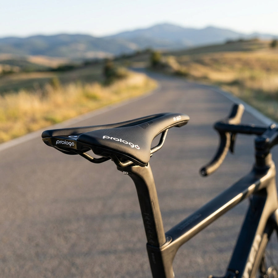 Prologo Akero R Fahrradsattel 160mm Schwarz. Komfortabler Road/Allroad Sattel für lange Touren mit Active Base System.