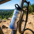 Zefal Arctica Trinkflasche blau 750ml am Mountainbike auf Trail, kühle Flasche mit Kondenswasser.