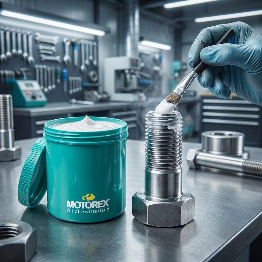 Hand trägt MOTOREX Anti Seize Montagepaste weiß (850g) auf Schraube auf. Zuverlässiger Korrosionsschutz für Metall.