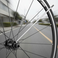SHIMANO Speiche WH-RS31 VR am Vorderrad, in Bewegung auf der Straße.