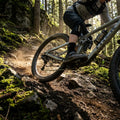 ROCKSHOX Deluxe Coil B1 Dämpfer am Mountainbike in Aktion auf einem Waldtrail.